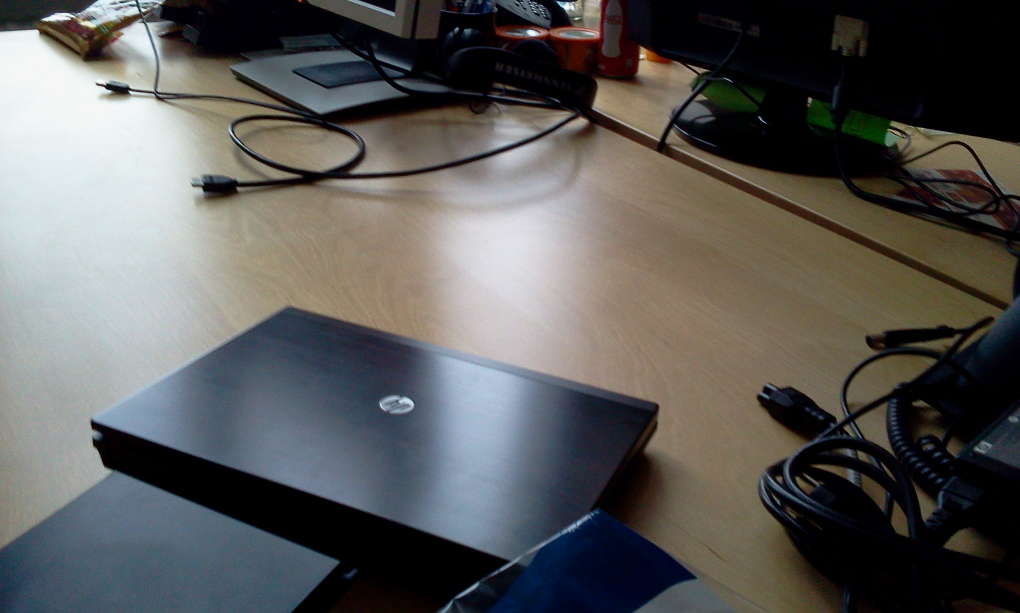 Dieses Bild wurde mit dem Galaxy Tab - mit gesäuberter Kamera - aufgenommen. Hier die Originalgröße mit Exif-Daten.   Die Aufnahme entstand bei bedecktem Himmel mittags in der Redaktion. Die Uhrzeit in den Exif-Daten stimmt nicht.